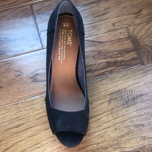 Toms black wedge